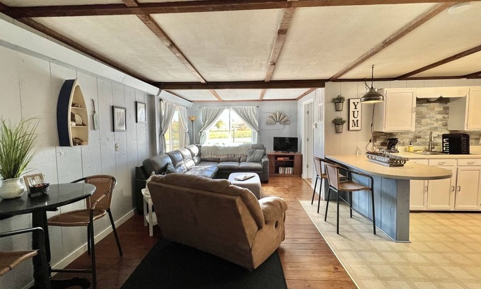 Neal Cabina | Quiet 2-bedroom cabin on Toronto Lake