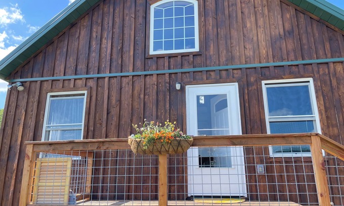Norwich Cabina | Quiet 2-bedroom country cabin with scenic views 3 miles from Norwich NY.