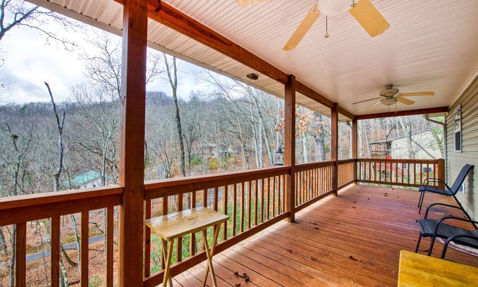 Franklin Casa | Quiet 2 bedroom home with mountain view, grill, firepit & washer/dryer