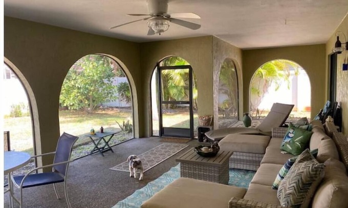 Golden Beach Casa | Quiet 2 bedroom island home blocks from beach!