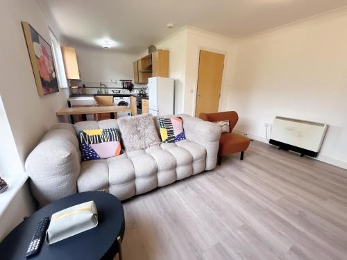 Muirhouse Apartamento | Quiet 2 bedrooms and 2 bathrooms with free parking