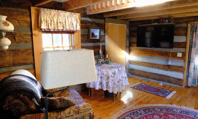 Arrington Cabina | Quiet 200 year old cabin with modern amenities.