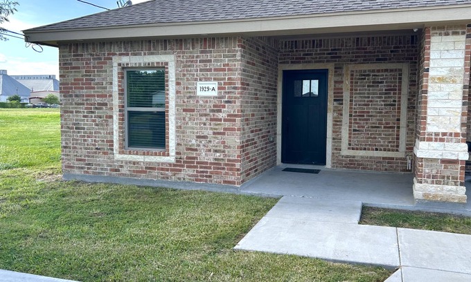 Harlingen Apartamento | Quiet 2BR Retreat -Fenced yard -Modern Duplex