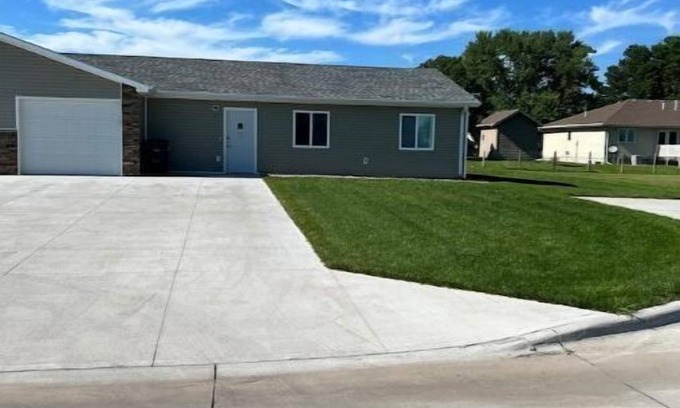 Grand Island Condominio | Quiet 3-bedroom Condo on the end of the block.