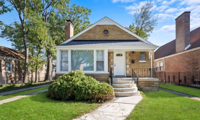 Calumet Heights Casa | Quiet 3-bedroom house in amazing Chicago with WiFi & AC. Near Everything!!