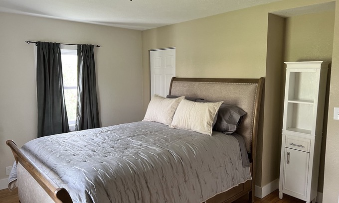 Acme Casa | Quiet 3 bedroom, walking distance to Grand Traverse Bay