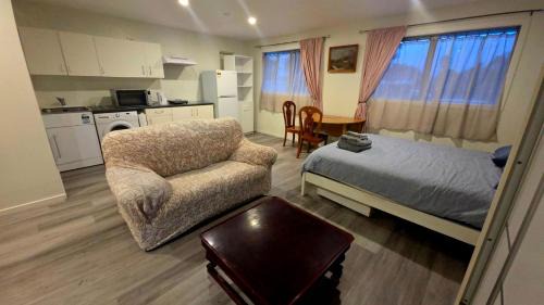 The Gardens Apartamento | Quiet 40m Studio - Kitchen, Washer, AC, Work Desk