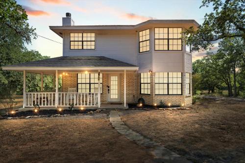 Whitney Casa | Quiet 4BR Farmhouse: Ideal Family Retreat