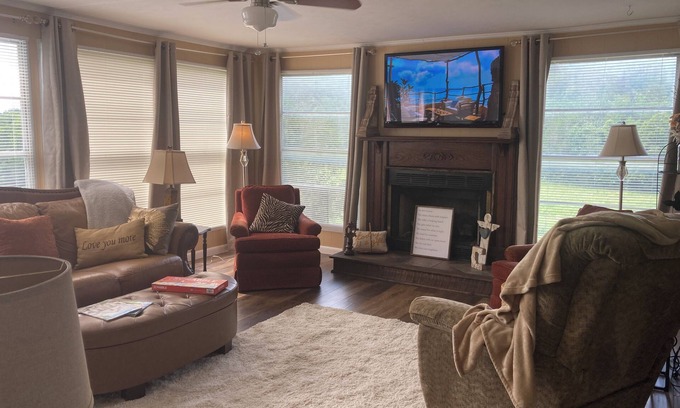 Kodak Otro | Quiet acreage Exit 407 I 40 Sevierville/ Pigeon Forge gateway to the Smokies