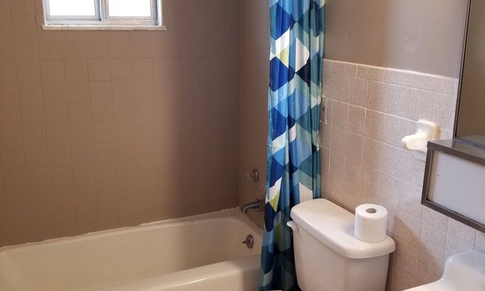 Cadiz Cabina | Quiet and cozy cabin with full kitchen and two bedrooms adjoining Lake Barkley.