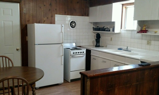 Cadiz Cabina | Quiet and cozy cabin with full kitchen and two bedrooms adjoining Lake Barkley.