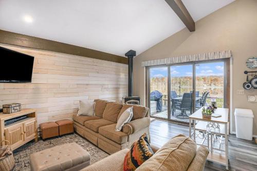 Gaylord Casa | Quiet and Cozy Lakefront Home Near Mt Boyne