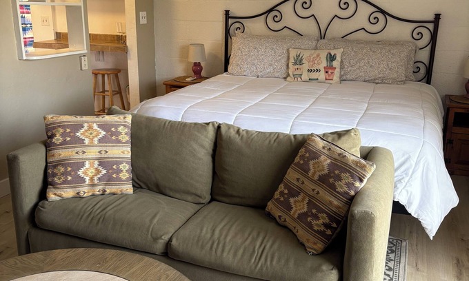 Tucson Casa | Quiet and cozy private studio guest home with peaceful patio in sunny Tucson!