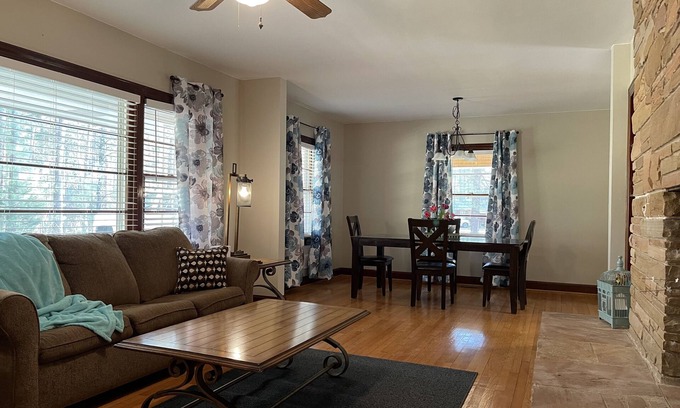 Seneca Casa | Quiet and peaceful. 3 mins to stores and 7 mins to Keowee. 15 mins to Clemson