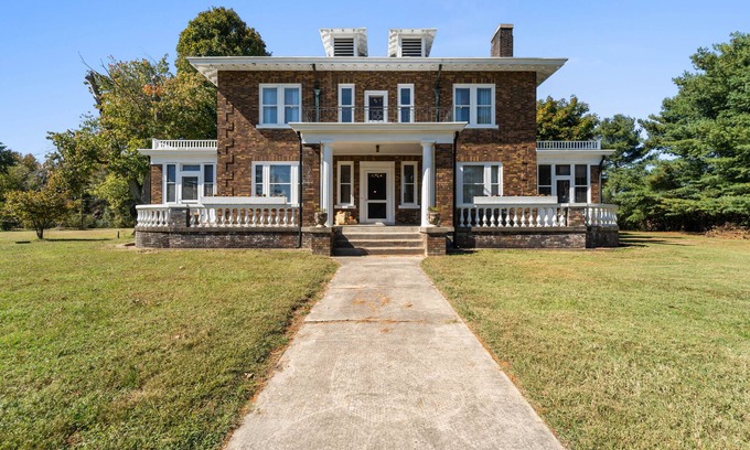 Woodford Casa | Quiet and Peaceful Century Old Farm House Stunning & Luxurious