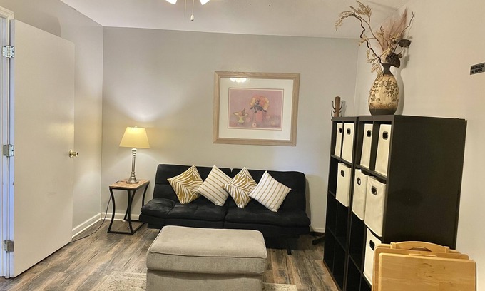 Tallahassee Casa | Quiet and Private also dog friendly. Close to FSU, FAMU, Capitol. Lots of trees