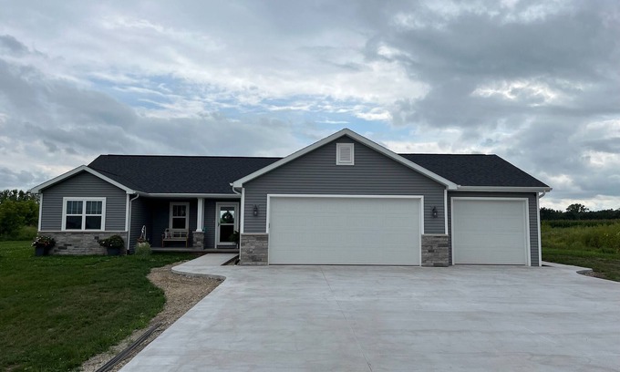 Omro Casa | Quiet and Relaxing EAA Home for Rent. 11.5 Miles from Airport.