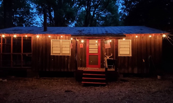 Tignall Cabina | Quiet and secluded rustic/vintage cabin near Clarks Hill Lake and Lake Russell