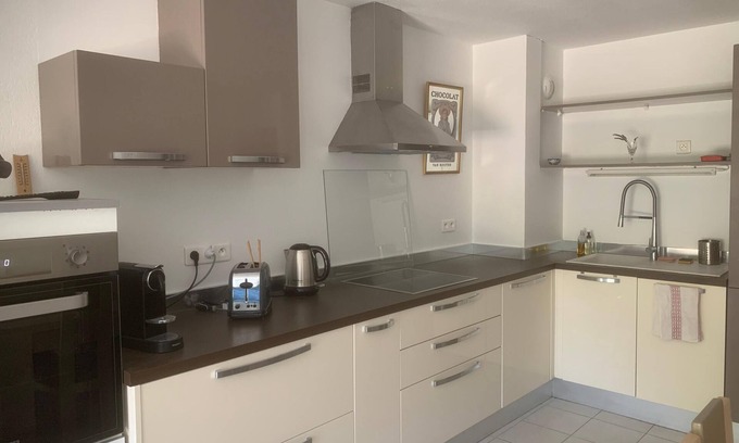 Venelles Apartamento | Quiet apartment, sleeps 4, garden-wi-fi parking