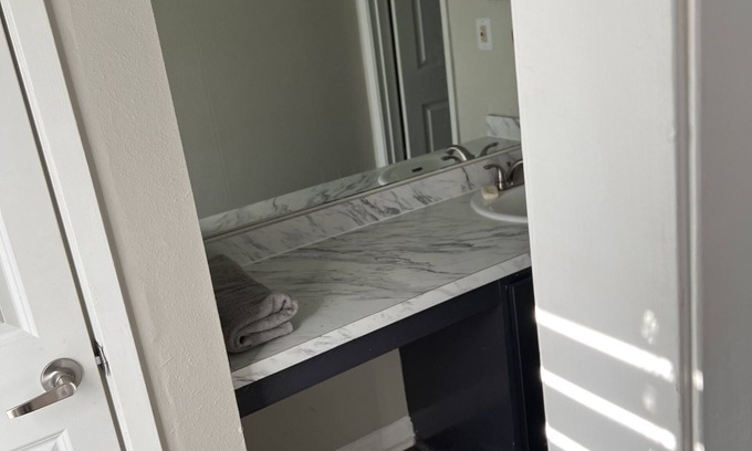 Sandy Springs Casa | Quiet area with pool and gym in the area . Mall is 10 minutes away