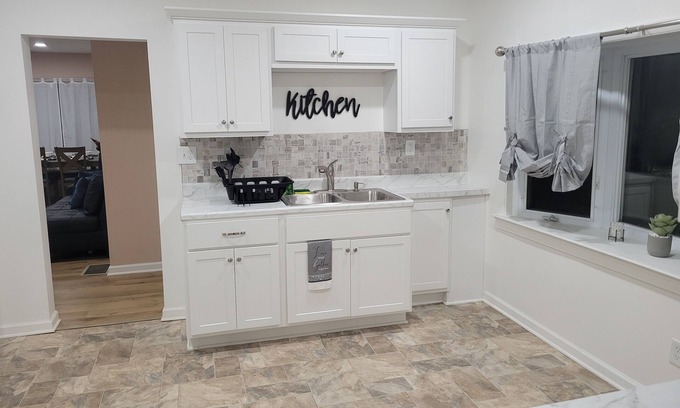 Charlotte Casa | Quiet, Beachside Modern 2-bedroom with WiFi and AC in charming Rochester