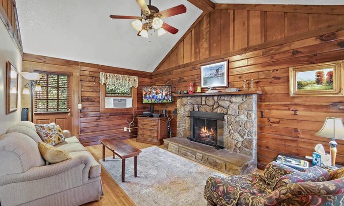 Blowing Rock Casa | Quiet Cabin in the High Country and Hot Tub