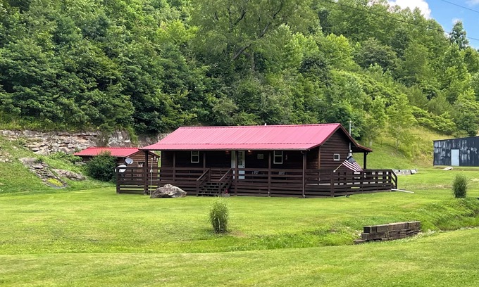 Genoa Cabina | Quiet cabin in the hills close to the trails and other outdoor activities.