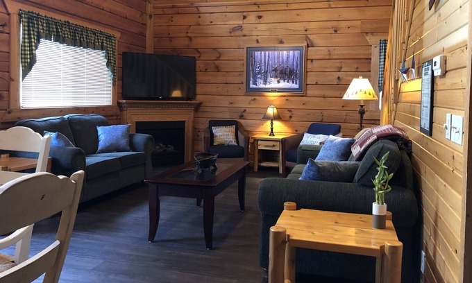 Warrens Casa | Cabina tranquila cerca de Jellystone, 3 Bears y senderos para vehículos todo terreno. Alquiler de UTV disponible.