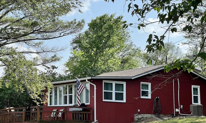 Neal Cabina | Quiet Cabin on Toronto Lake