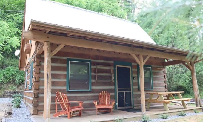 Sylva Cabina | Quiet Cabin: Perfect basecamp for exploring WNC!