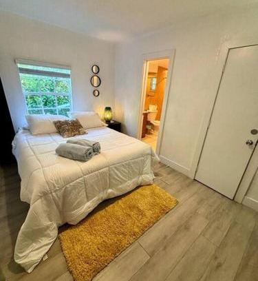 Midtown Casa | Quiet & Centrally located House - PRIVATE PARKING, LAUNDRY AND STORAGE FOR LUGGAGE