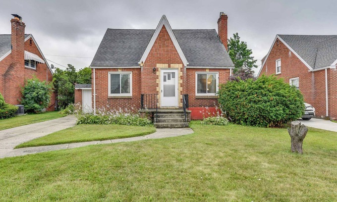 Cheektowaga Casa | Quiet Cheektowaga Retreat: 23 Mi to Niagara Falls!
