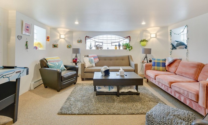 Belmont Cragin Apartamento | Quiet Chicago Vacation Rental: 11 Mi to Downtown!