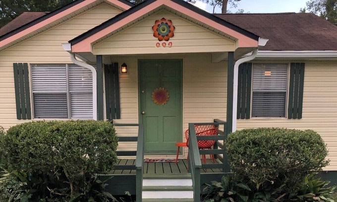 Old Town Casa | Quiet-Clean-Cottage-Dogs Kitchen