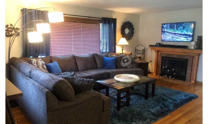 Aksarben - Elmwood Park Casa | Quiet & close to Aksarben Village & Pet Friendly!