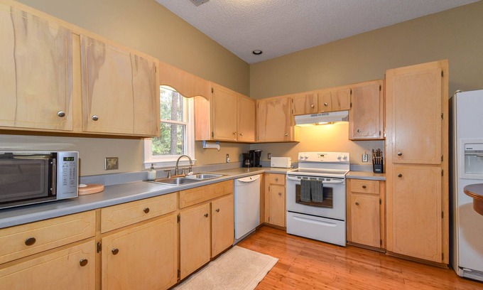 Richmond Hill Casa | Quiet Coastal Home in Ft McAllister + Pet Friendly