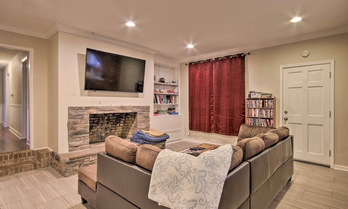 Columbia Casa | Quiet Columbia Home w/ Fire Pit & Pool Table!