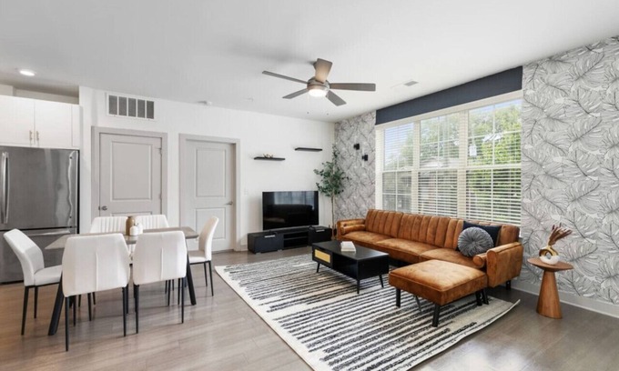 Forest Park Condominio | Quiet Comfort & Urban Style: 2-Bedroom Condo