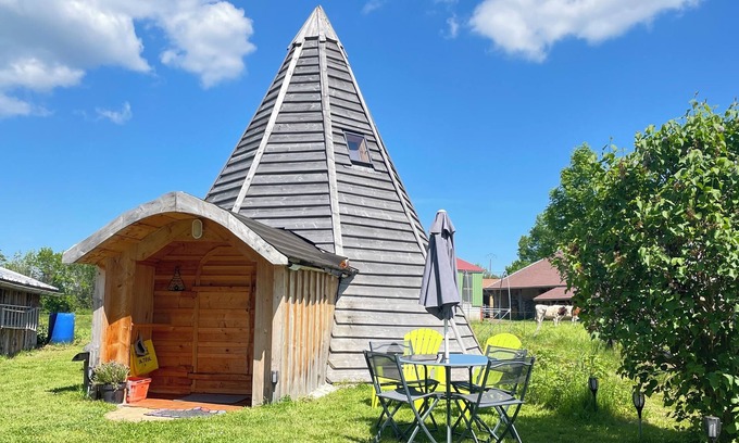 Plenisette Chalet De Esquí | Quiet, comfortable wooden tepee in a small Jura village near our horses.