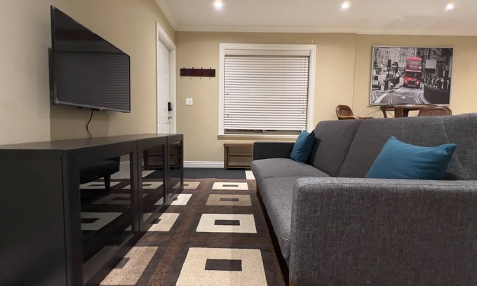 Richmond City Centre Casa | Quiet Comfy Suite