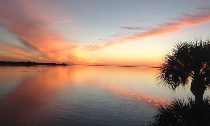 Pinellas Point Condominio | Condominio tranquilo con vista al agua ... justo al lado del puente Sunshine Skyway.