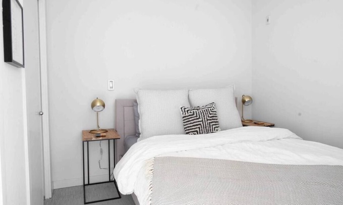 Old Ballard Condominio | Quiet Condo - Just off Market St, Awesome Location