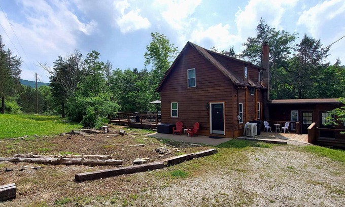 Eureka Springs Casa | Quiet, country 2 bedroom, 1 bath cabin with 2 optional attached guest apartments