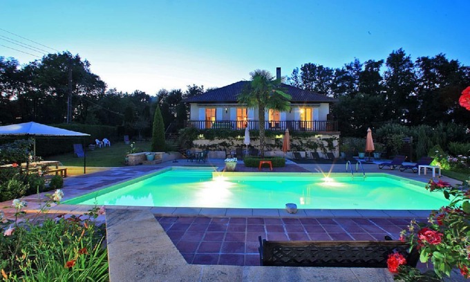 Sarlat-la-Caneda Historic Center Villa | Casa de campo tranquila con amplia vista, a 5 minutos de la ciudad medieval, piscina privada