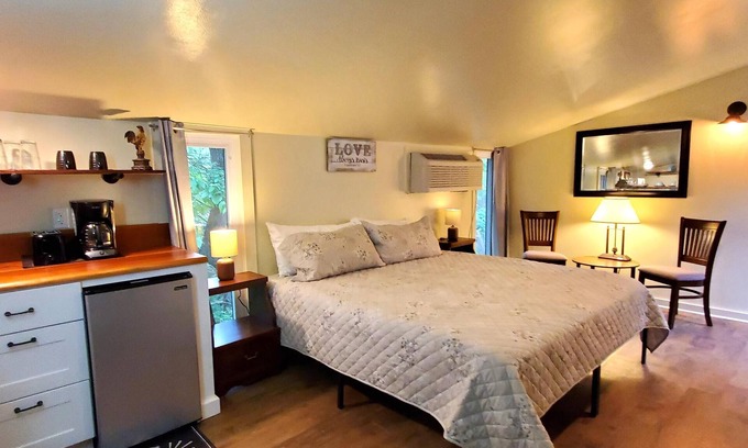 Eureka Springs Apartamento | Quiet, country studio guest room