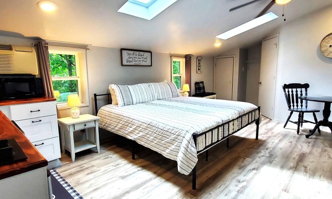 Eureka Springs Apartamento | Quiet, country studio guest room with kitchenette