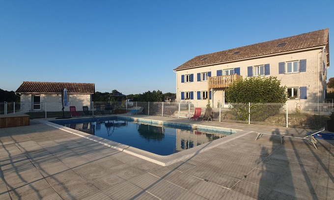 Lorignac Casa | Quiet countryside between vineyards and forest! - Sleeps 14