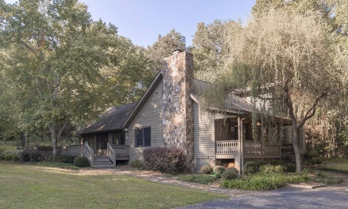 Hartwell Cabina | Quiet, Cozy Cabin, 8 Beds, Perfect for Families and Business