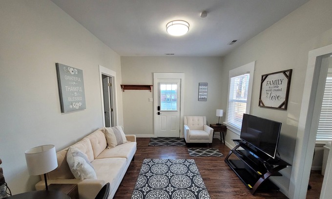 South Richmond Casa | Quiet Cozy Modern Oasis Minutes To Downtown RVA!