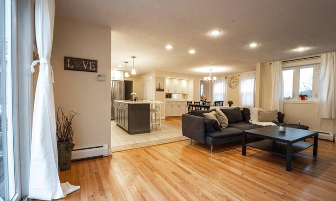 Ellington Casa | Quiet, Cozy, Remodeled Farmhouse | 4 BR + King Bed